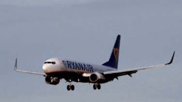 Los pilotos de Ryanair aceptan un recorte salarial del 20% para evitar despidos