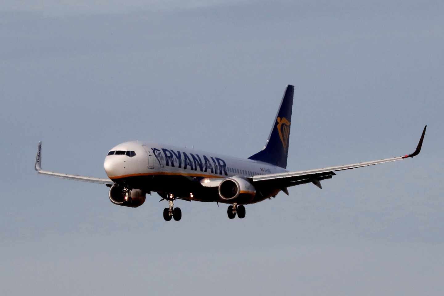 Los pilotos de Ryanair aceptan un recorte salarial del 20% para evitar despidos