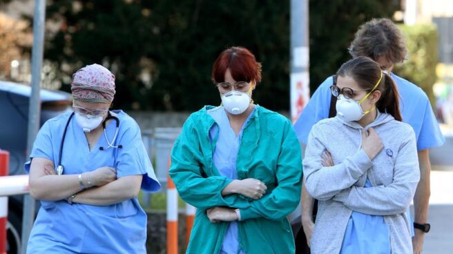 Personal médico con mascarillas en un hospital de Padua, en Véneto