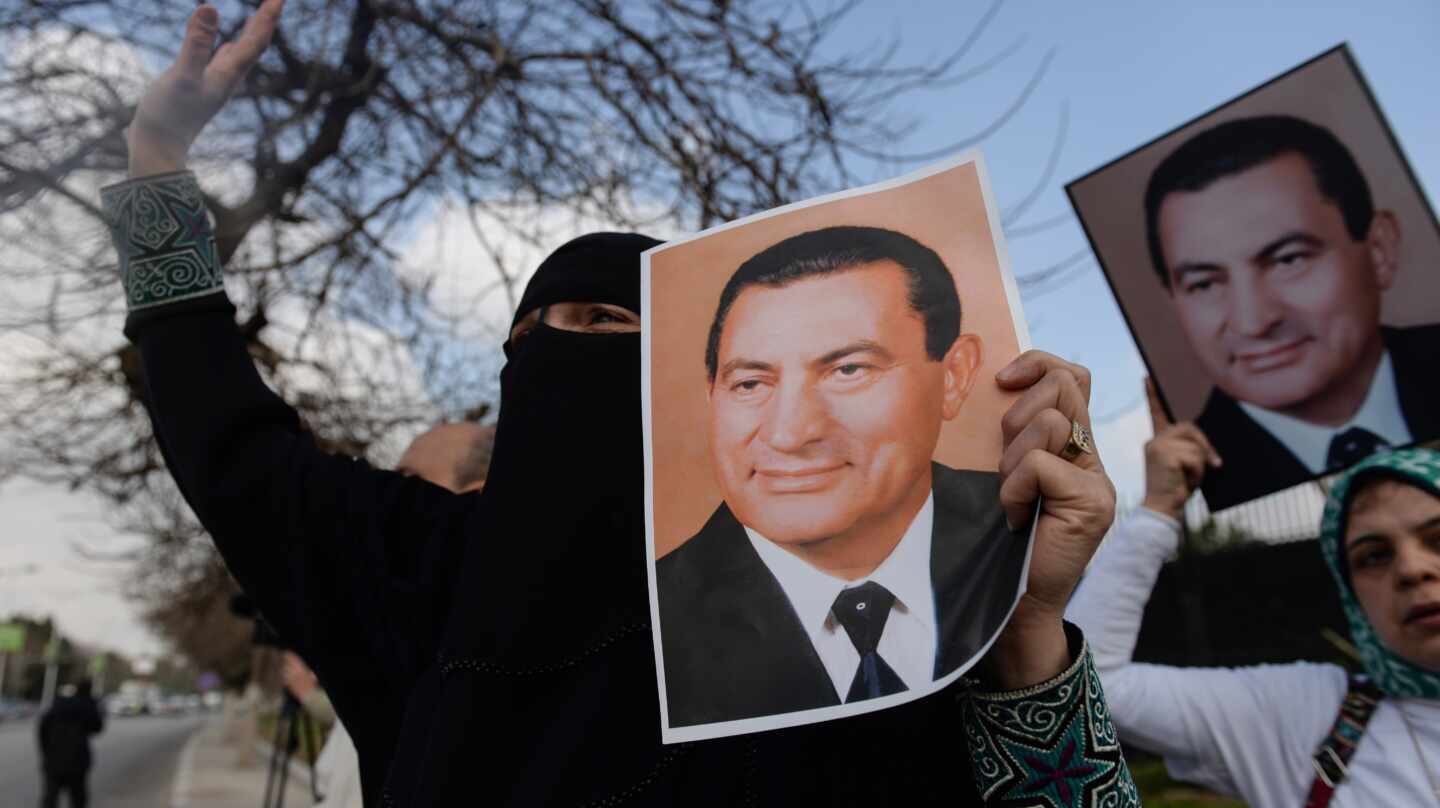 Una simpatizante de Mubarak sostiene una fotografía del ex líder egipcio, fallecido este martes.