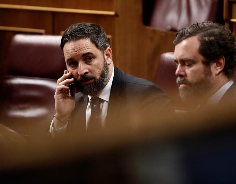 Abascal saca de su núcleo duro al gurú Bardají y a la polémica Alicia Rubio