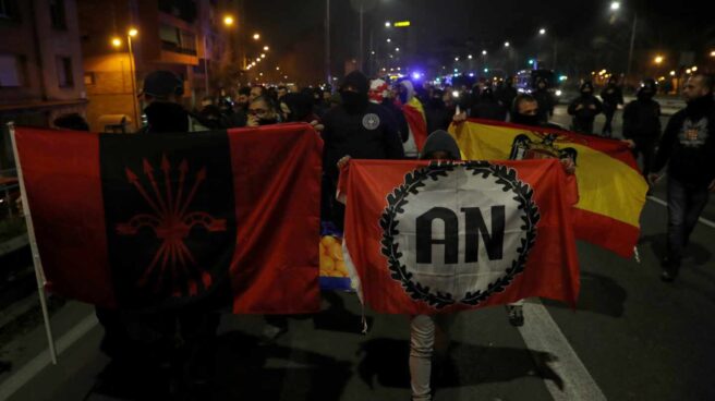 Un grupo de extrema derecha marcha este domingo por las calles de Barcelona.