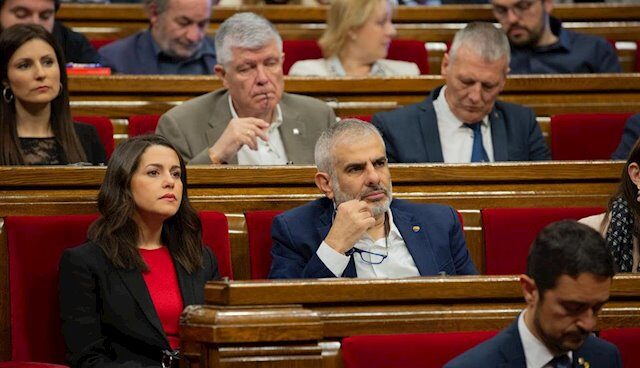 El presidente de Ciudadanos, en el Parlament, Carlos Carrizosa, junto a la portavoz parlamentaria de Cs, Inés Arrimadas.