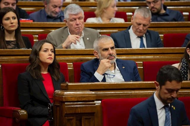 El presidente de Ciudadanos, en el Parlament, Carlos Carrizosa, junto a la portavoz parlamentaria de Cs, Inés Arrimadas.