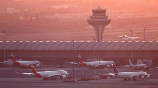 Aviones de Iberia, estacionados en la plataforma del aeropuerto Madrid-Barajas.