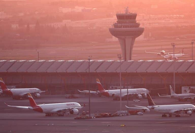 Aena cierra la mitad de Barajas y El Prat por el desplome del número de vuelos