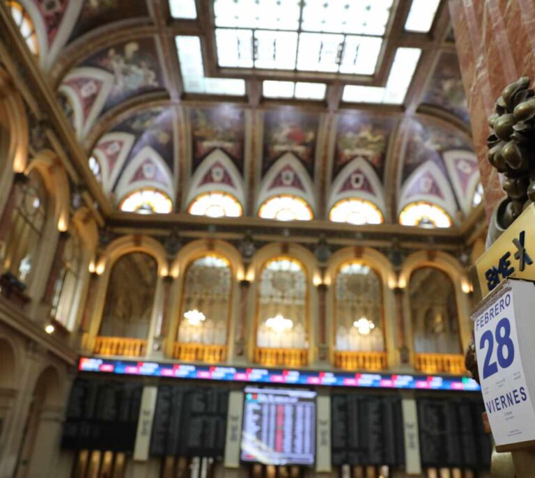 El coronavirus despeña a la Bolsa española en su peor semana en 10 años