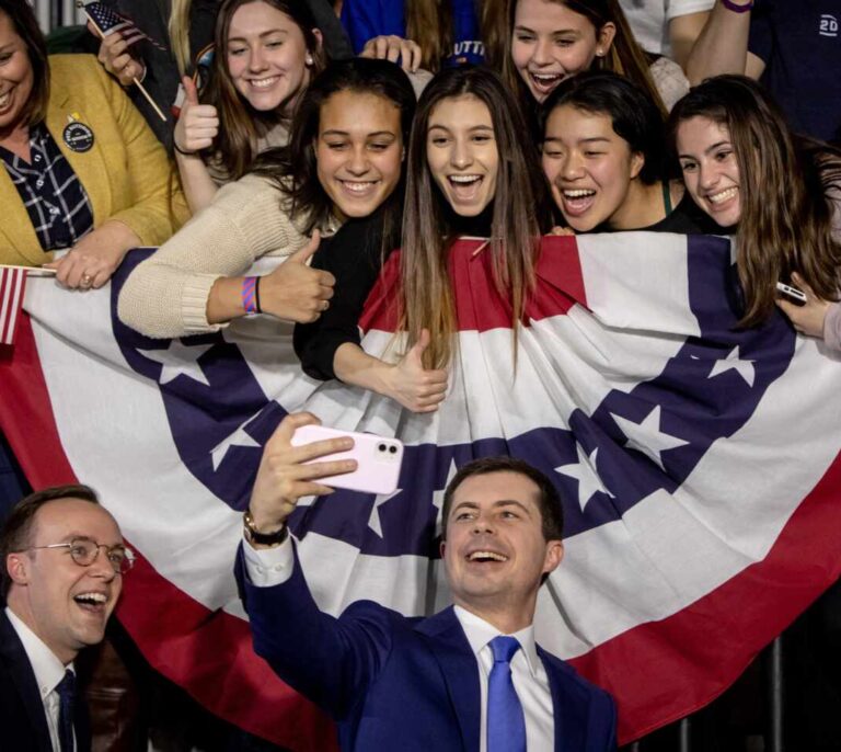 Los demócratas arrancan su carrera electoral en Iowa con un caos histórico