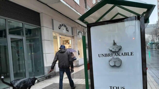 "Irrompible": la campaña de Tous tras la crisis de imagen por su emblemático oso Anuncio de Tous en una marquesina de autobús en el centro de Bilbao.