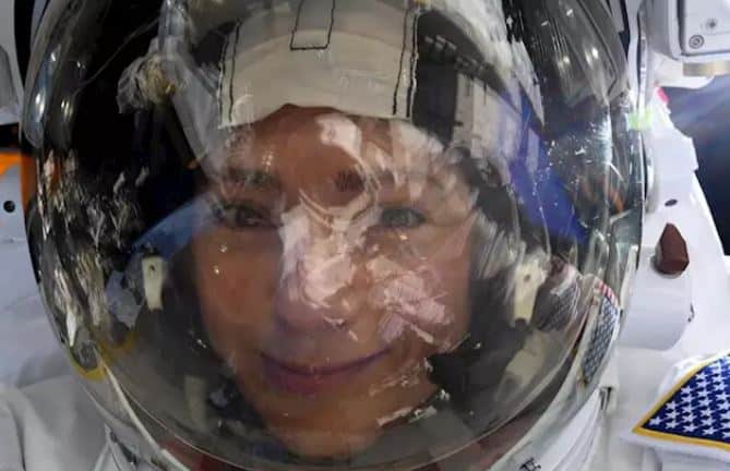 Selfie con la Tierra reflejada en el visor de una astronauta de la NASA