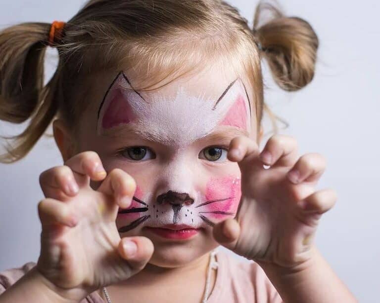 Los peligros del maquillaje para niños: desde eccemas hasta alergias cutáneas