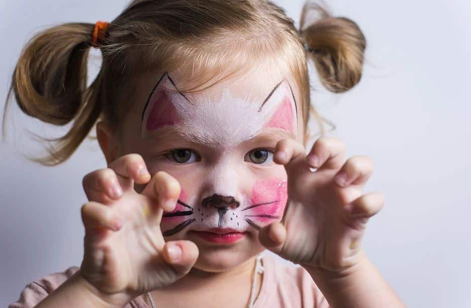 Los peligros del maquillaje para niños: desde eccemas hasta alergias cutáneas