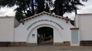 Fiscalía pide multar a un hombre por profanar la tumba de un amigo al que creía vivo