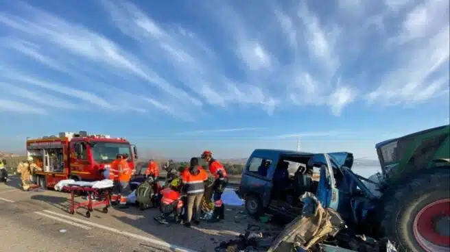 Fallecen tres personas en una colisión entre una furgoneta y un tractor en Zaragoza