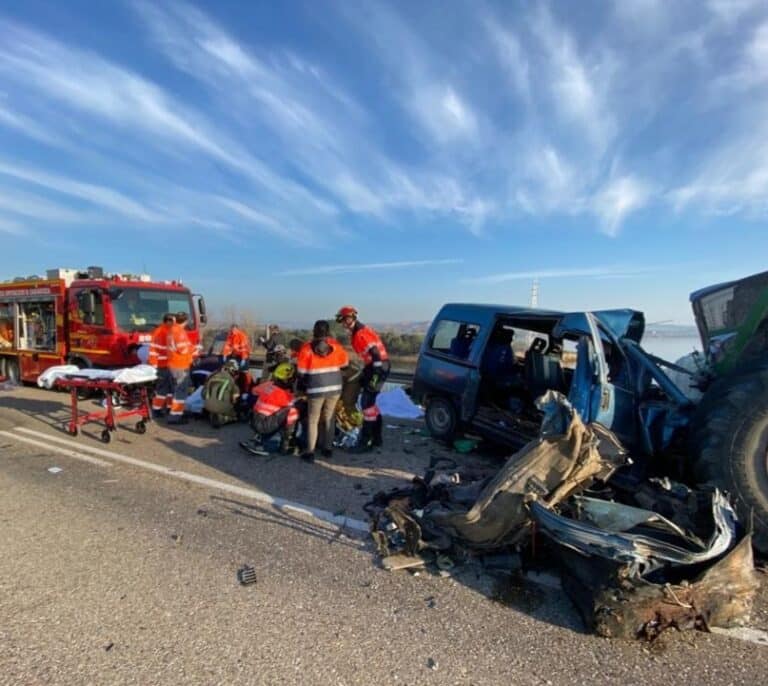 Fallecen tres personas en una colisión entre una furgoneta y un tractor en Zaragoza