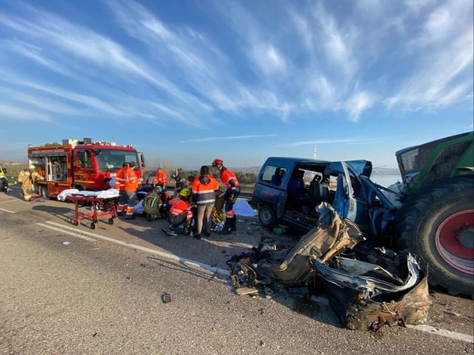 Fallecen tres personas en una colisión entre una furgoneta y un tractor en Zaragoza