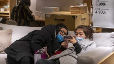 Cuarto aislado, mascarilla y lavado de manos: cómo convivir con el coronavirus en casa