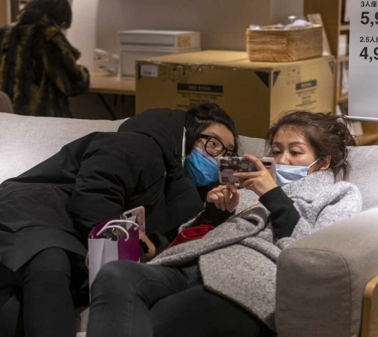 Cuarto aislado, mascarilla y lavado de manos: cómo convivir con el coronavirus en casa