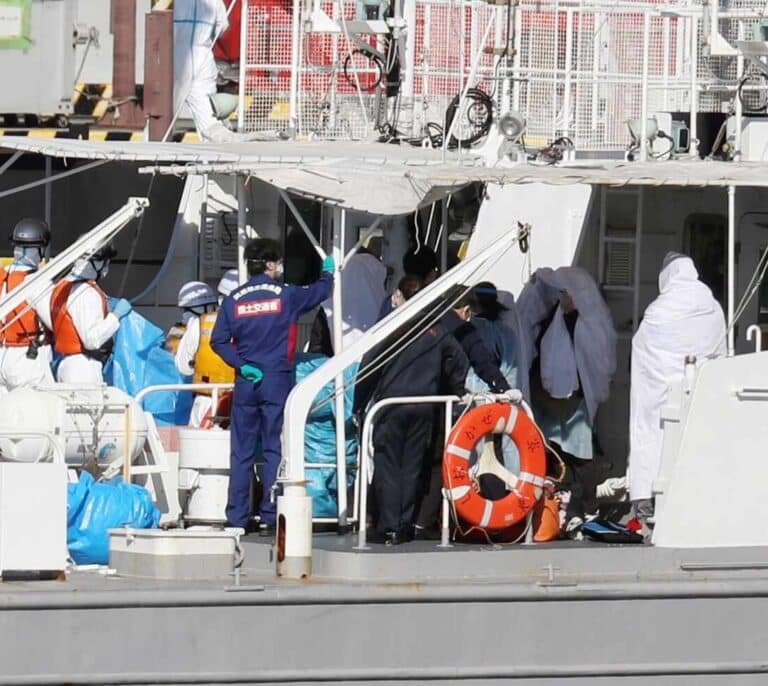 Más 7.000 personas, retenidas en cuarentena en dos cruceros en Hong Kong y Japón