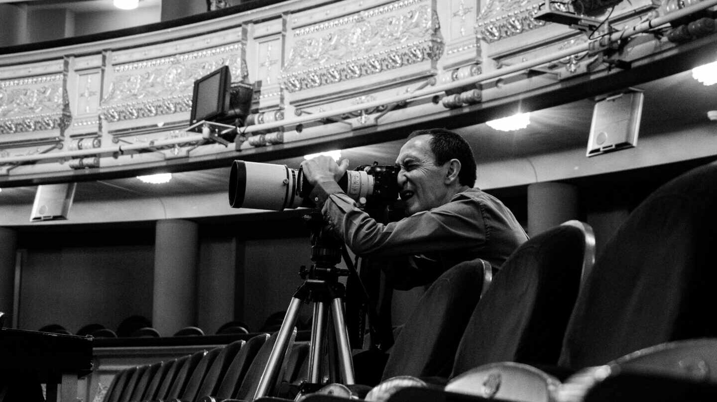 Javier del Real fotografía durante un ensayo en el Teatro Real