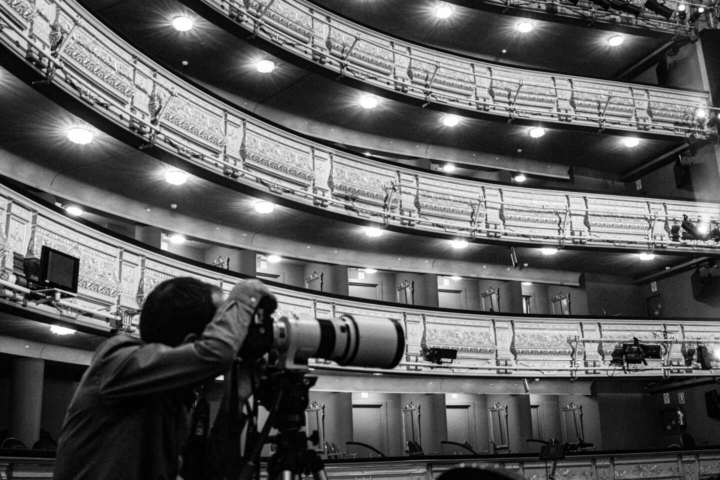Javier del Real fotografía durante un ensayo en el Teatro Real