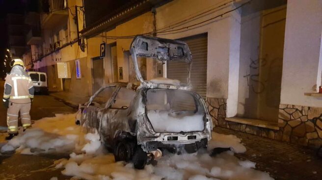 Imagen publicada por Sergi Fabri, en la que aparece su vehículo quemado esta noche en la localidad de Salt, en Gerona.