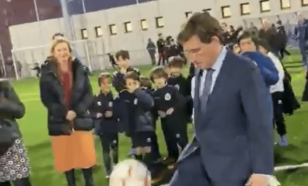 El alcalde de Madrid, José Luis Martínez-Almeida, durante un acto de inauguración de unas instalaciones deportivas.