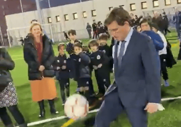 Almeida da un 'balonazo' a un niño mientras lanzaba un penalti: "Si alguien me quiere fichar..."