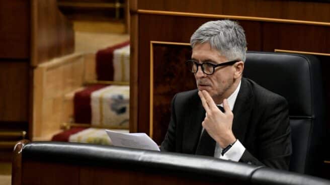 pagos opacos a confidentes policiales El ministro del Interior, Fernando Grande-Marlaska, consulta un documento en su escaño del Congreso.