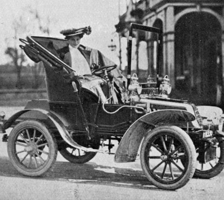 Dorothy Levitt, la piloto más rápida que inventó el espejo retrovisor