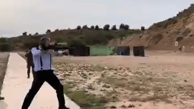 Javier Ortega-Smith disparando un fusil en un campo de tiro de las Fuerzas Armadas.