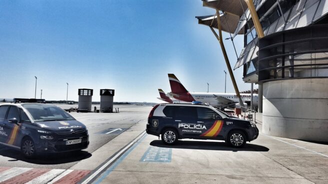 Vehículos de la unidad de Fronteras de la Policía Nacional, en la plataforma de un aeropuerto.