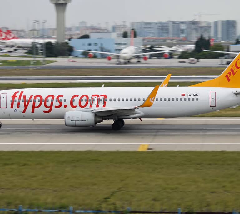 Un avión con 177 pasajeros se parte en tres tras salirse de la pista en Estambul