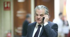 Marcos de Quinto, hablando por teléfono a la salida del Congreso de los Diputados