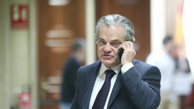 Marcos de Quintoy Félix Revuelta, hombres clave del nuevo medio de comunicación Marcos de Quinto, hablando por teléfono a la salida del Congreso de los Diputados
