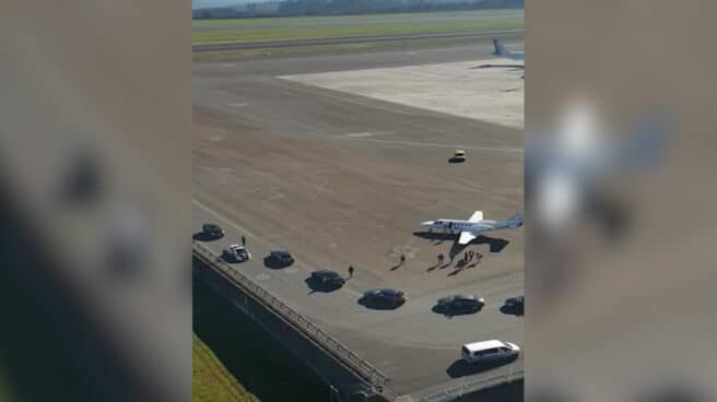 Imagen del momento en que Pedro Sánchez se dirige el domingo desde el jet privado a un coche en el aeropuerto de Santiago de Compostela.