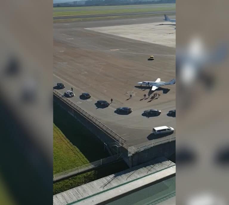 Pedro Sánchez va a un mitin del PSOE en jet privado y con un séquito de diez vehículos