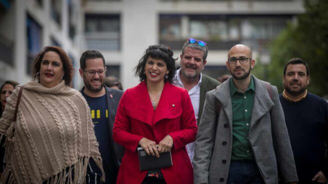 Teresa Rodríguez, rodeada de sus colaboradores.
