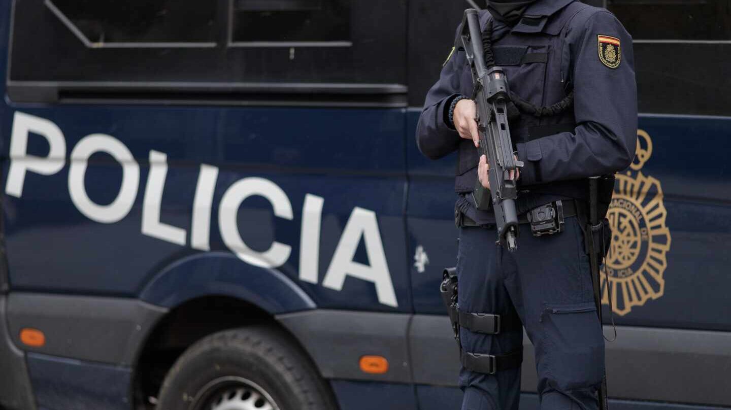 Un agente de la Unidad de Intervención Policial (UIP), de servicio en el centro de Madrid.
