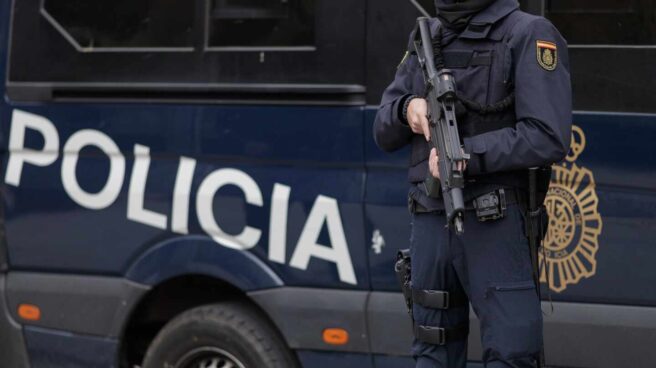 Mandos prohíben a antidisturbios usar mascarillas particulares y los policías se rebelan Un agente de la Unidad de Intervención Policial (UIP), de servicio en el centro de Madrid.