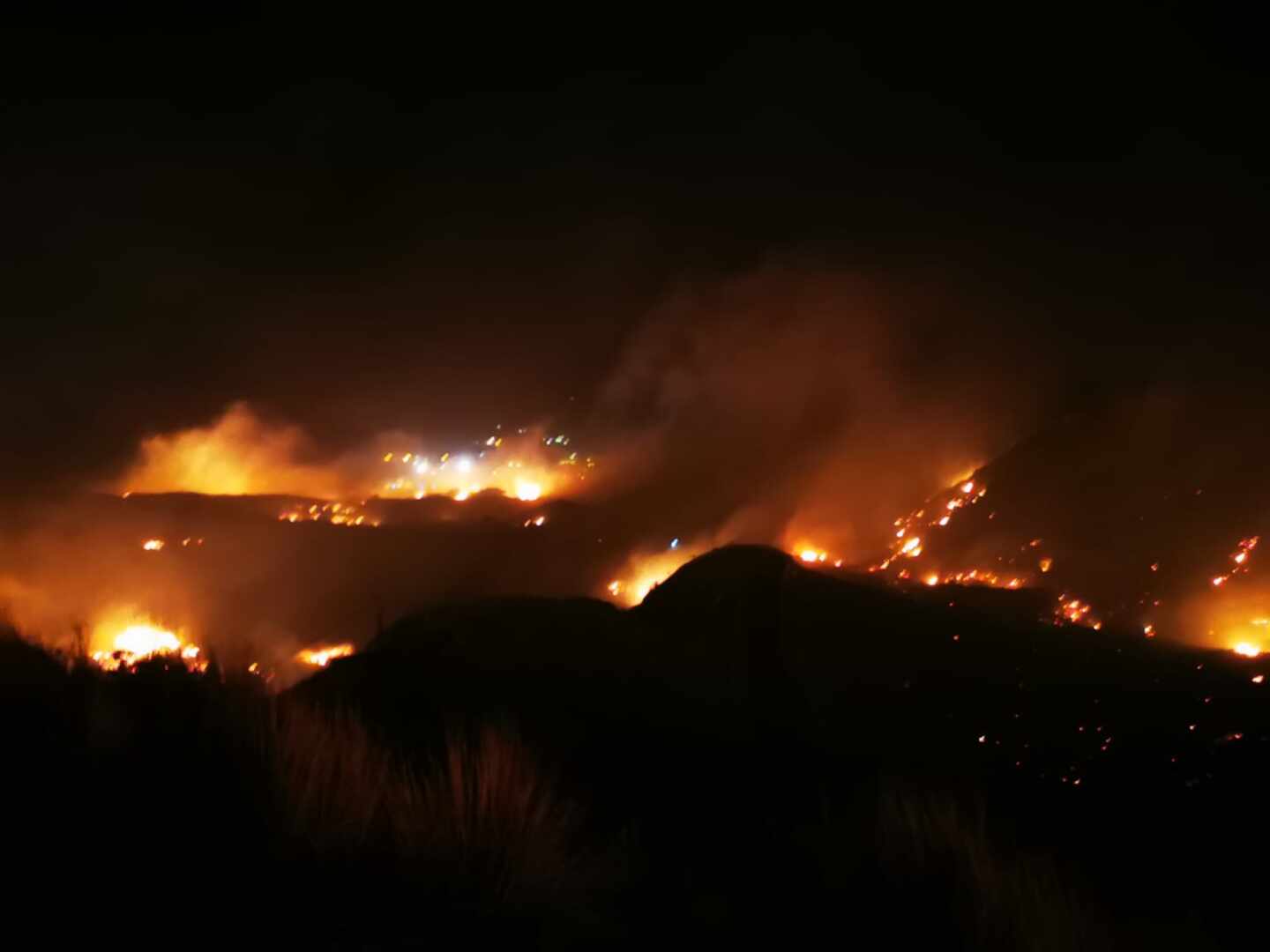 Un incendio en Gran Canaria afecta a 150 hectáreas y quema varias casas