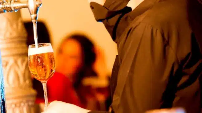 La mitad de los españoles considera irrenunciable la cerveza en su día a día