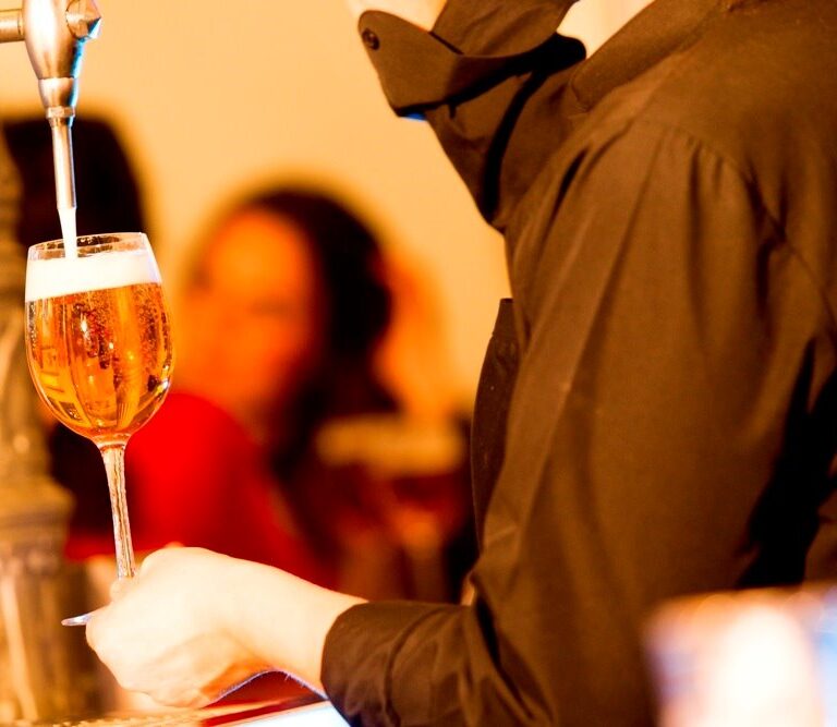 La mitad de los españoles considera irrenunciable la cerveza en su día a día