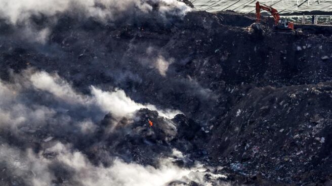 Trabajos de extinción de los incendios del Vertedero de Zaldibar.