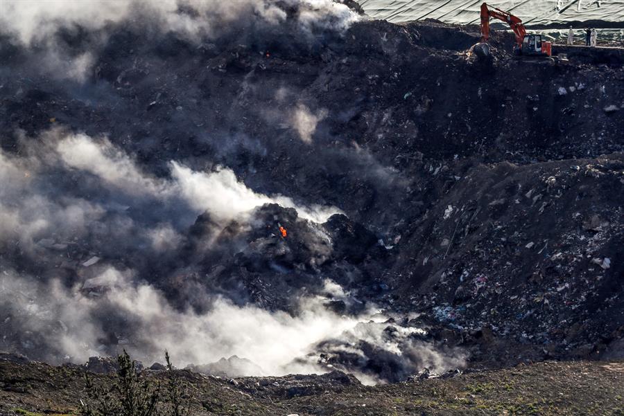 Trabajos de extinción de los incendios del Vertedero de Zaldibar.