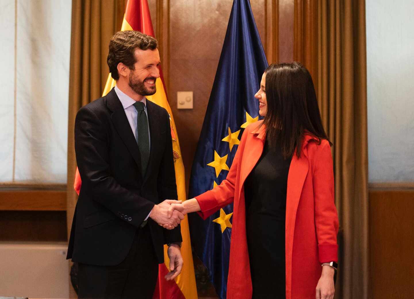 PP y Cs, dispuestos a aliarse frente a los independentistas en las catalanas