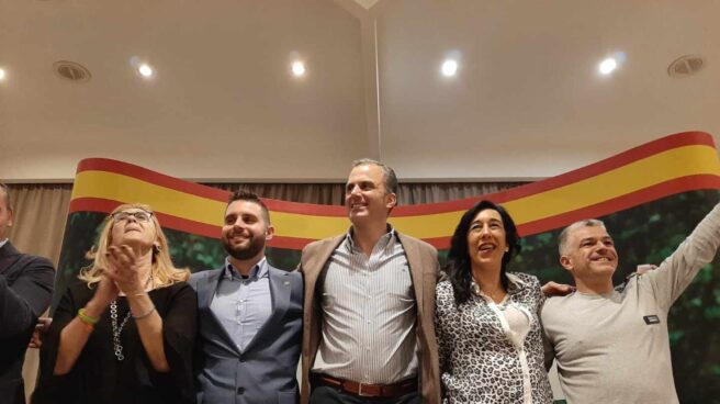 Ortega Smith junto a los candidatos de Vox en Euskadi.