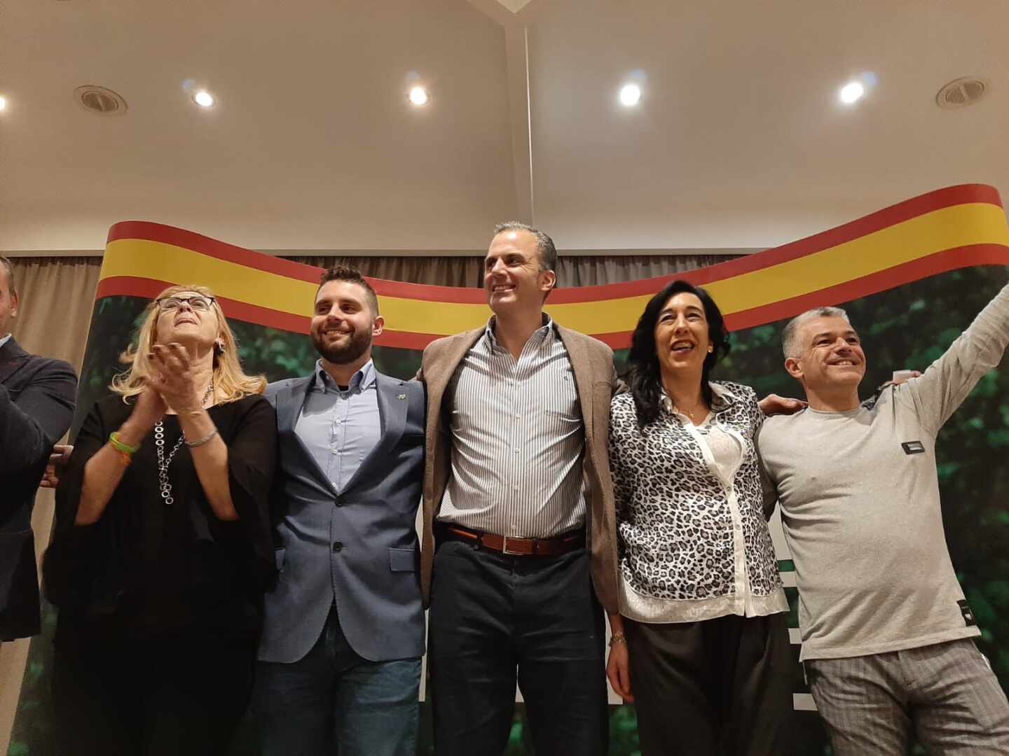 Ortega Smith junto a los candidatos de Vox en Euskadi.