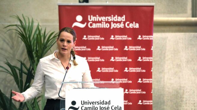 La diputada socialista Zaida Cantera, presidenta de la delegación española en la asamblea parlamentaria de la OTAN, en una conferencia.