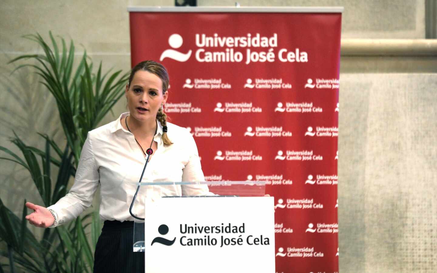 La diputada socialista Zaida Cantera, presidenta de la delegación española en la asamblea parlamentaria de la OTAN, en una conferencia.